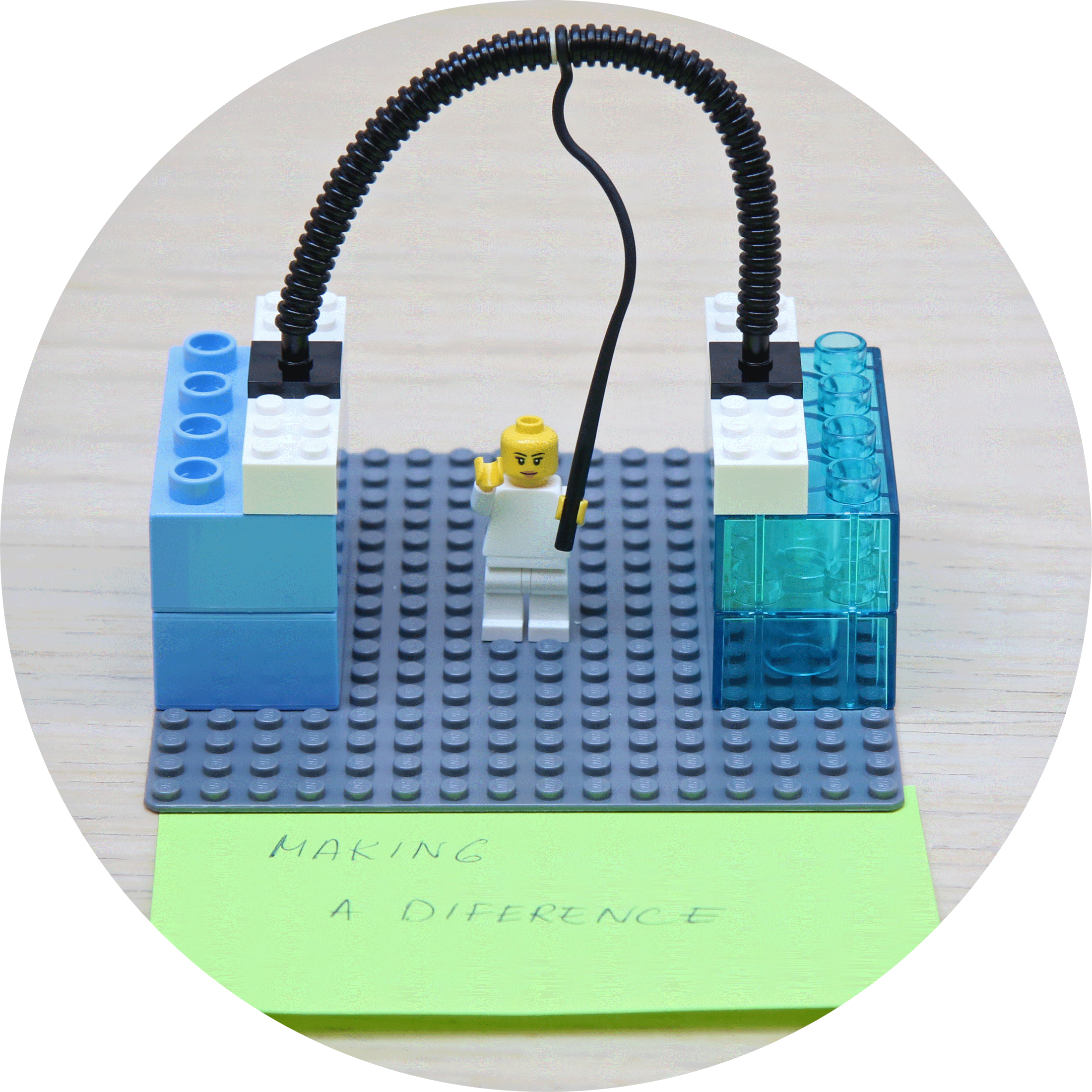 Einzelnes LEGO-Modell mit Post-it mit dem Leitsatz 